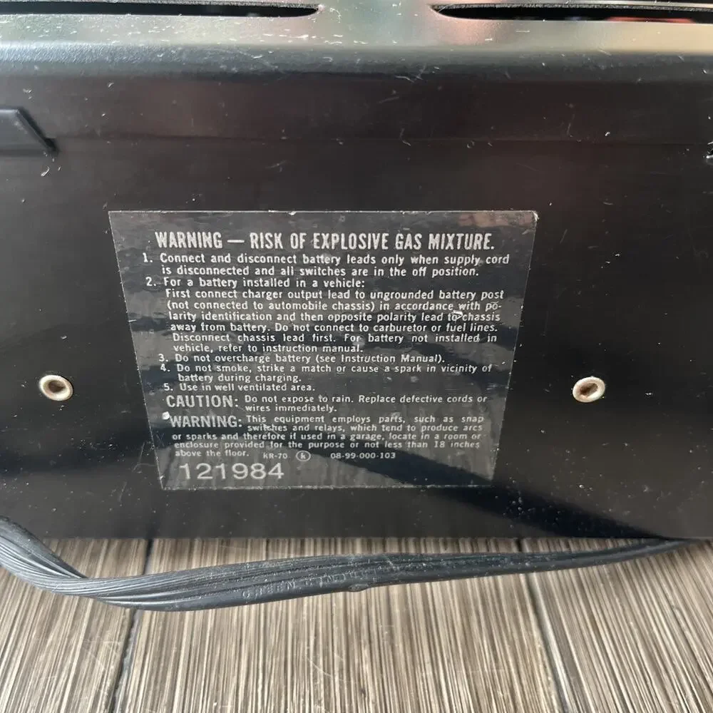 Schumacher Model SE-40MA 10 Amp Manual/Auto Twin Rate 6* 12 V Battery Charger